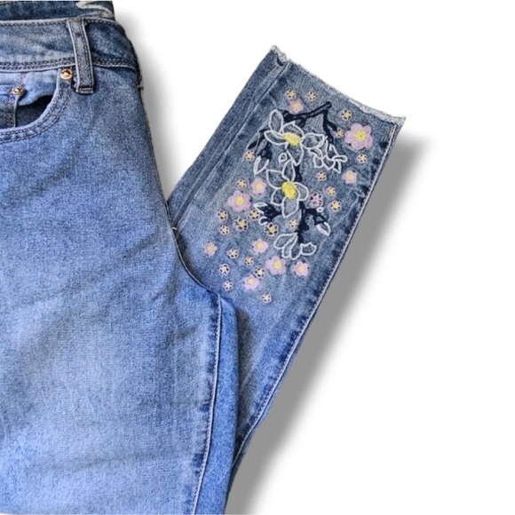 Seven Medium Wash High-Waisted Floral Embroidered Raw Hem Cropped Skinny Jeans - Picture 2 of 6